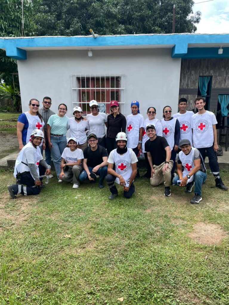 Equipo multidisciplinario en terreno