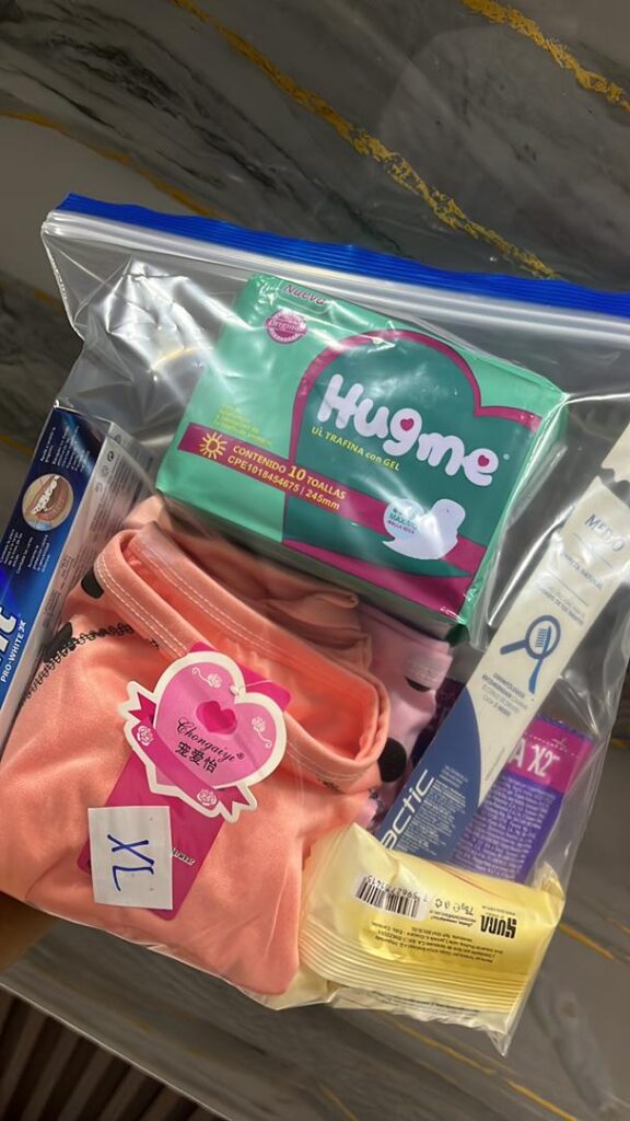 Kit de dignidad. Incluye artículos de higiene y ropa interior.