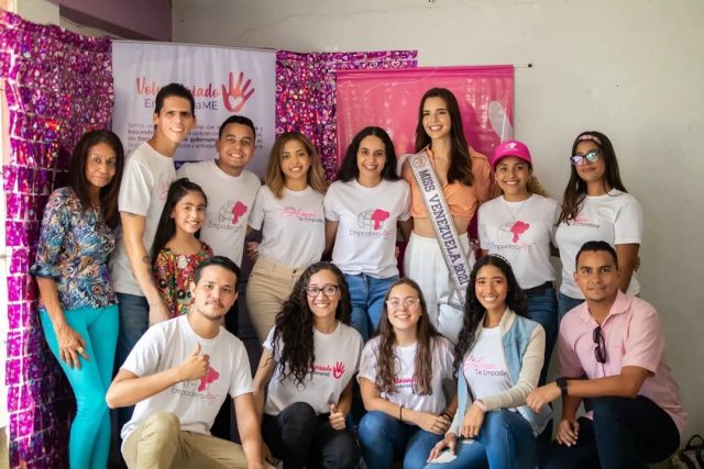 Más de 60 mujeres y adolescentes beneficiadas en el último taller “Hablemos de la copa menstrual” 🙋🏻‍♀️⁣
⁣
El pasado sábado 24 de septiembre, el Voluntariado EmpoderaME, junto al Dr. Rubén Dario Peralta (@ginecocapsula) llevamos a cabo una segunda jornada de donación de copas menstruales en la comunidad de Los Súper Bloques, parroquia San Blas 2, Valencia, estado Carabobo. 🇻🇪⁣
⁣
Actividad en la que contamos con la participación de nuestra Miss Venezuela 2021 Amanda Dudamel (@amandadudamel), quién compartió unas palabras para sensibilizar a la población en un tema tan importante como lo es la salud e higiene menstrual. ⁣
⁣
Fue una experiencia increíble, cada una de las adolescentes y mujeres asistentes recibieron de manera gratuita un kit de copa menstrual acompañado de una charla educativa de la mano de la Dra. Ariana Obispo (@ariaobispomd).⁣
⁣
Cabe destacar, que nada de esto hubiese sido posible, sin la valiosa donación de copas menstruales por parte de @saaltco al proyecto que actualmente ejercen @reprolabuc y @lll_asociacion✨⁣
⁣
¿En dónde te gustaría que fuese nuestra próxima jornada? Coméntanos. 🤩👇⁣
⁣
⁣
#EmpoderaME #Venezuela #Mujeres #MissVenezuela #AmandaDudamel #VoluntariadoEmpoderaME #Voluntariado #Adolescentes #SaludMenstrual #HigieneMenstrual #Menstruación